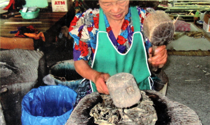 Затем кору отстукивают вручную.. Как делают тутовую бумагу ручной работы