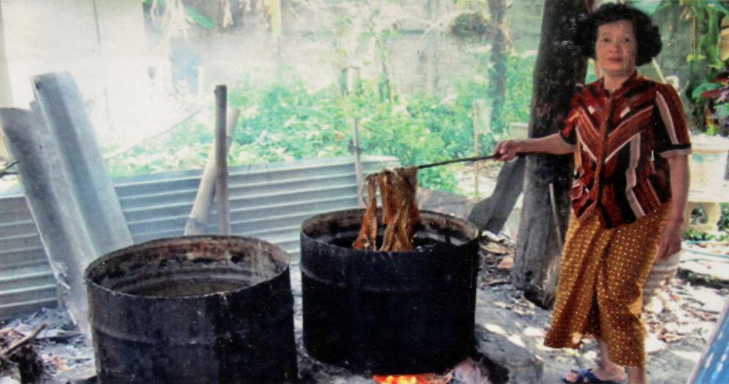 Кору варят в специальном растворе. Как делают тутовую бумагу ручной работы