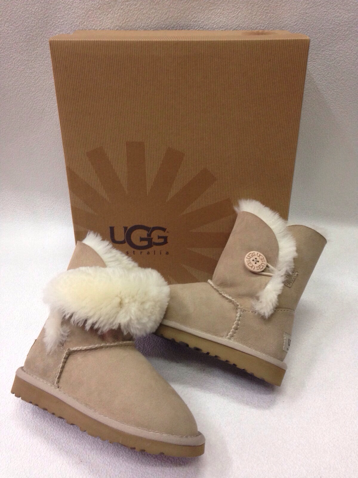 ПУГОВКА бежевая детские и женские. UGG сезон осень/зима 2015/2016