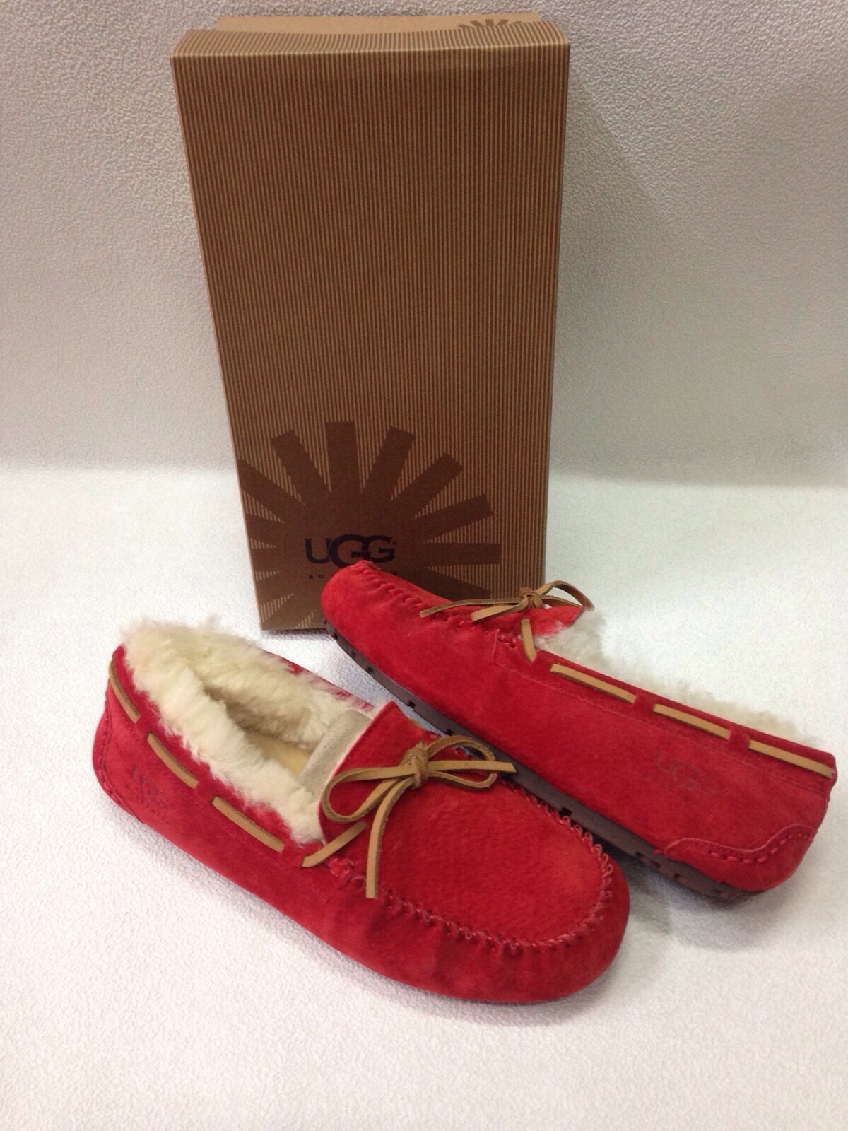 МАКАСЫ женские красные с бантиком. UGG сезон осень/зима 2015/2016