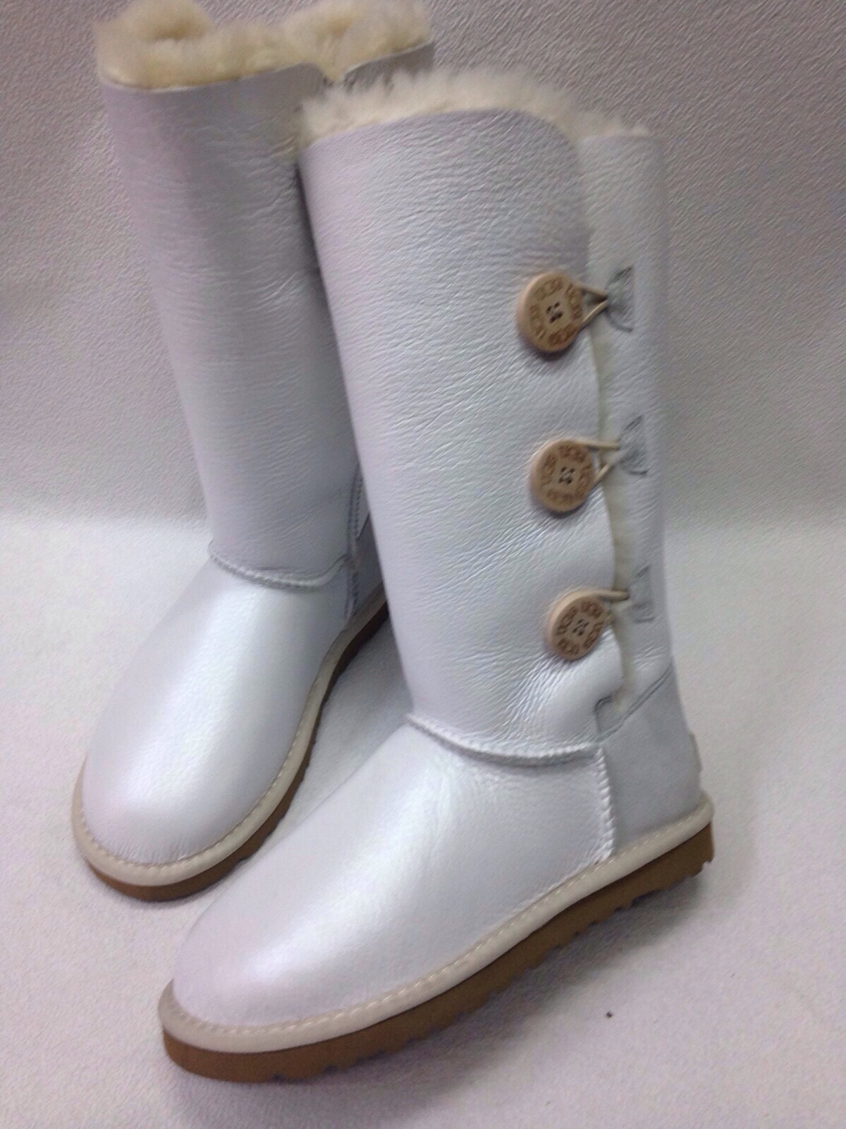 ВЫСОКИЕ ТРИ ПУГОВИЦЫ-белые обливные. UGG сезон осень/зима 2015/2016