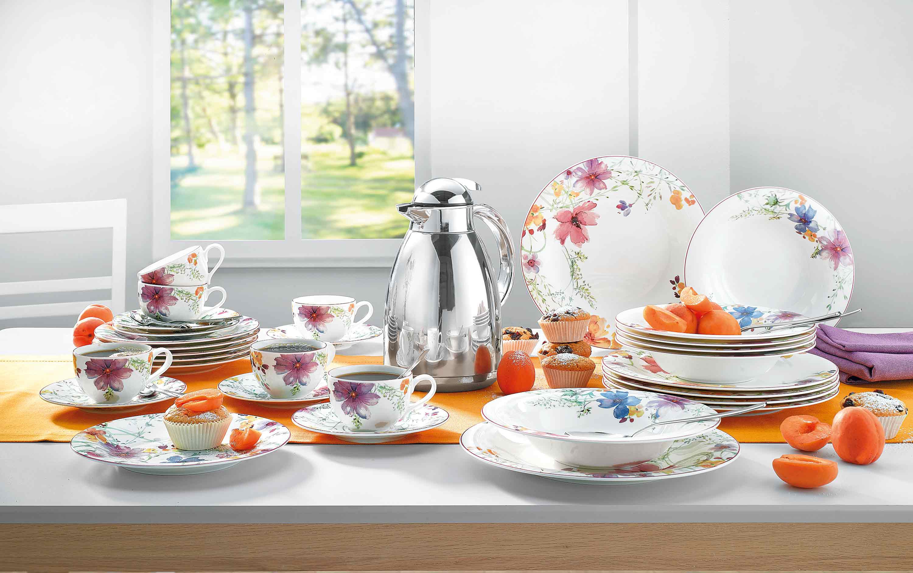 Посуда ле крузет. Там где посуда. Посуда в стиле минимализм. Посуда минимализм. Выкладка посуды в магазине.