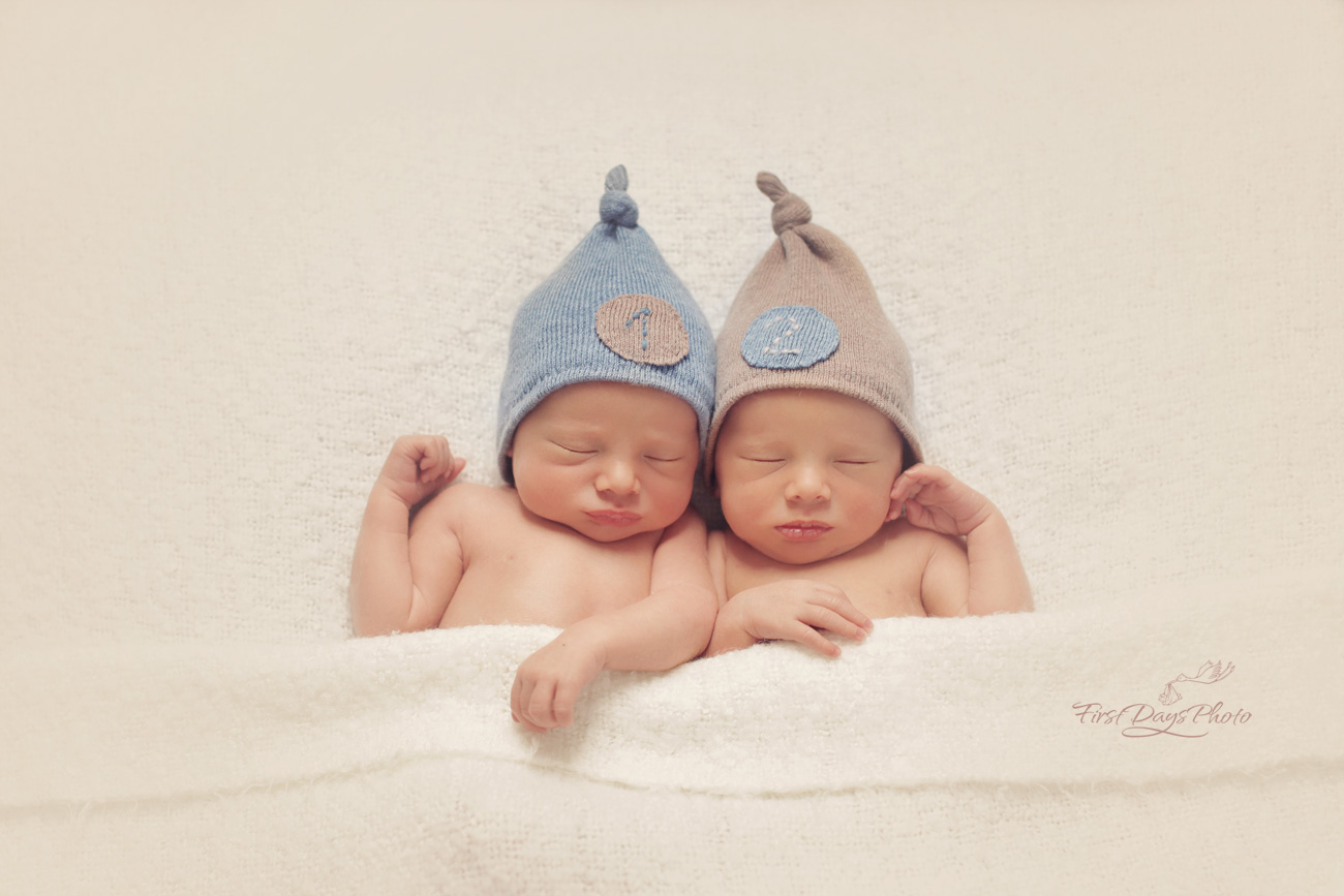 Шапки для новорожденных двойняшек тонкие
