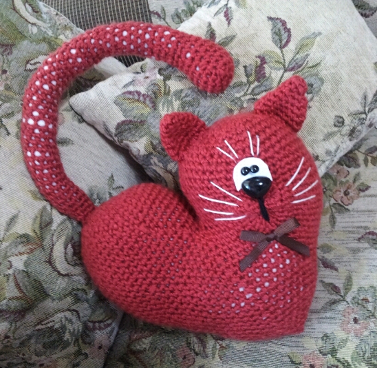 Сердце игрушка - котоподушка. Подушки