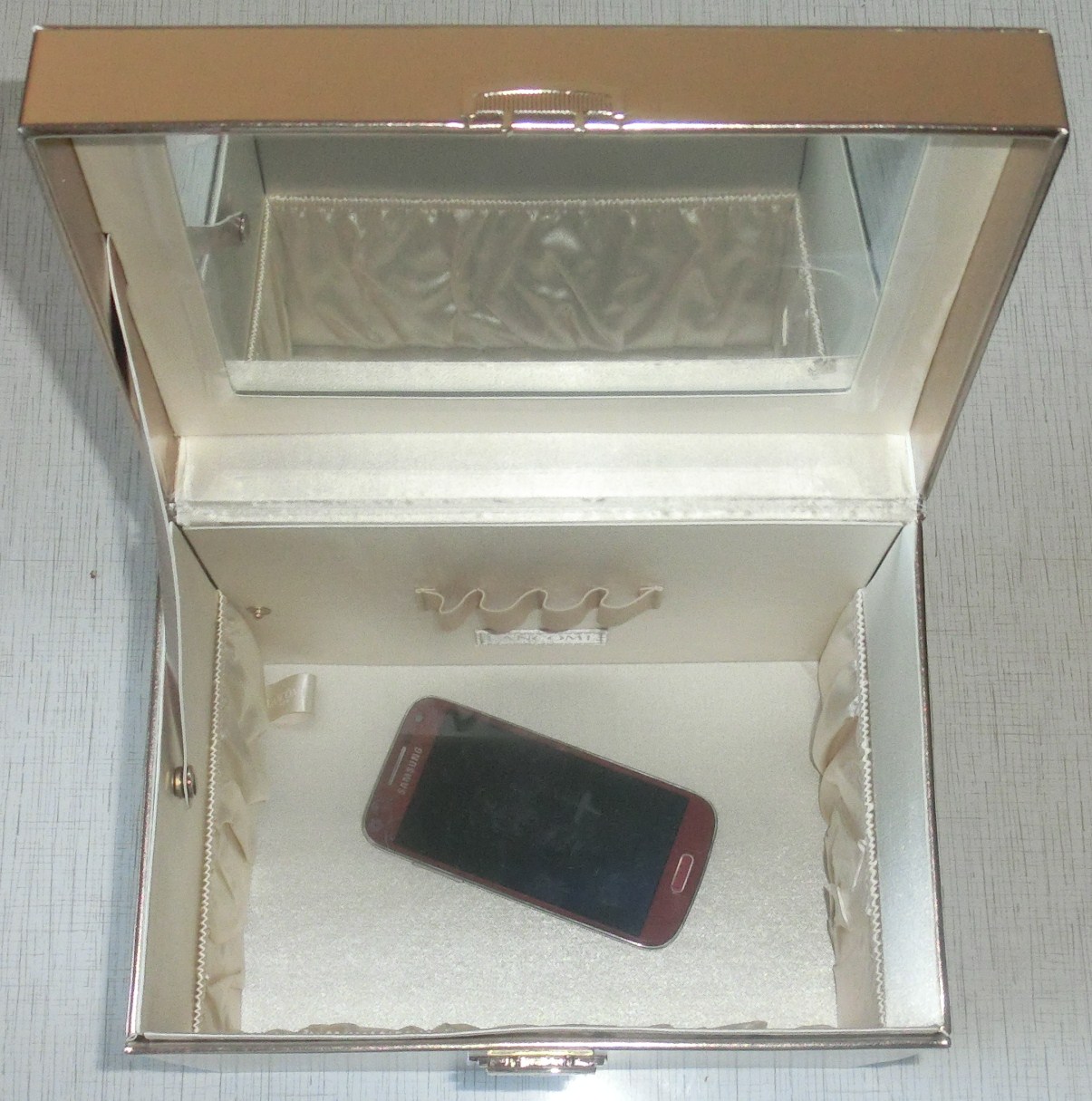 чемодан Л А Н К О М золотой. Наборы косметики... элитка