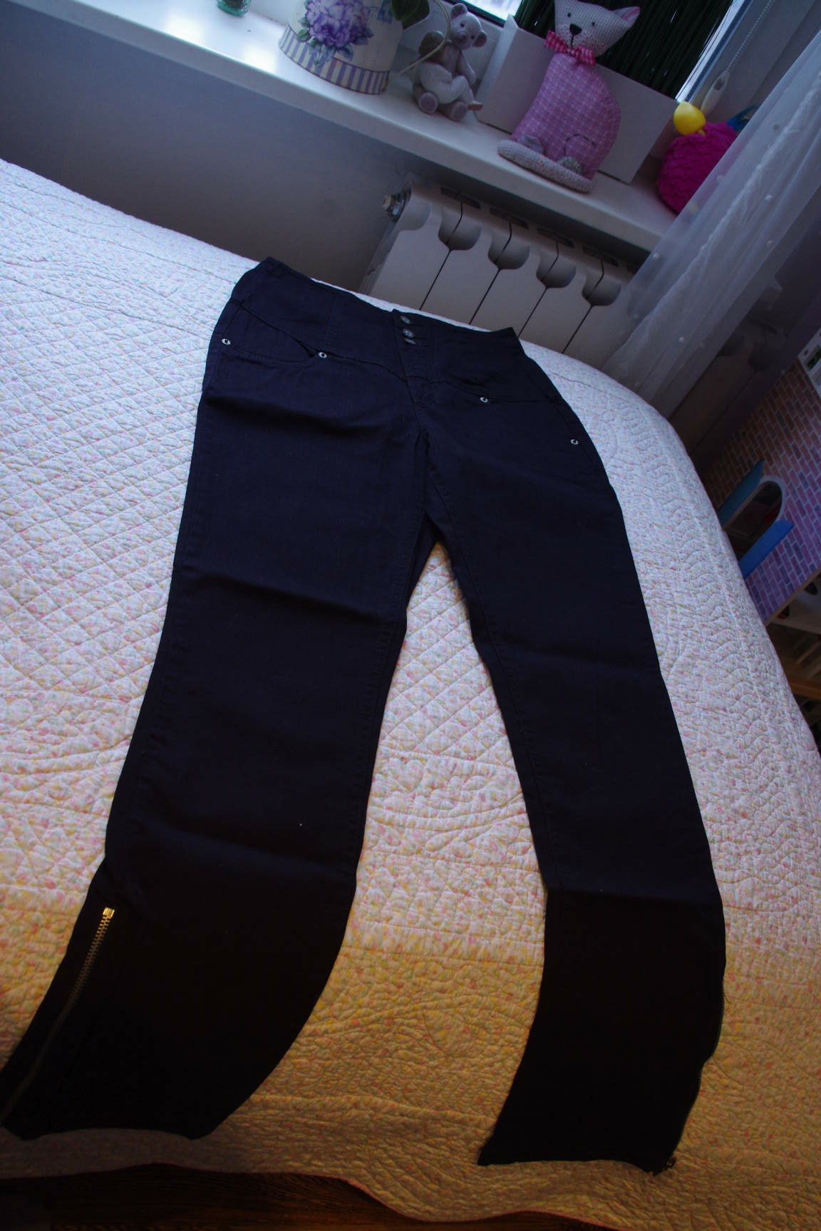 черные джинсы с корсетным поясом-38-500. ЗАБРАЛИ