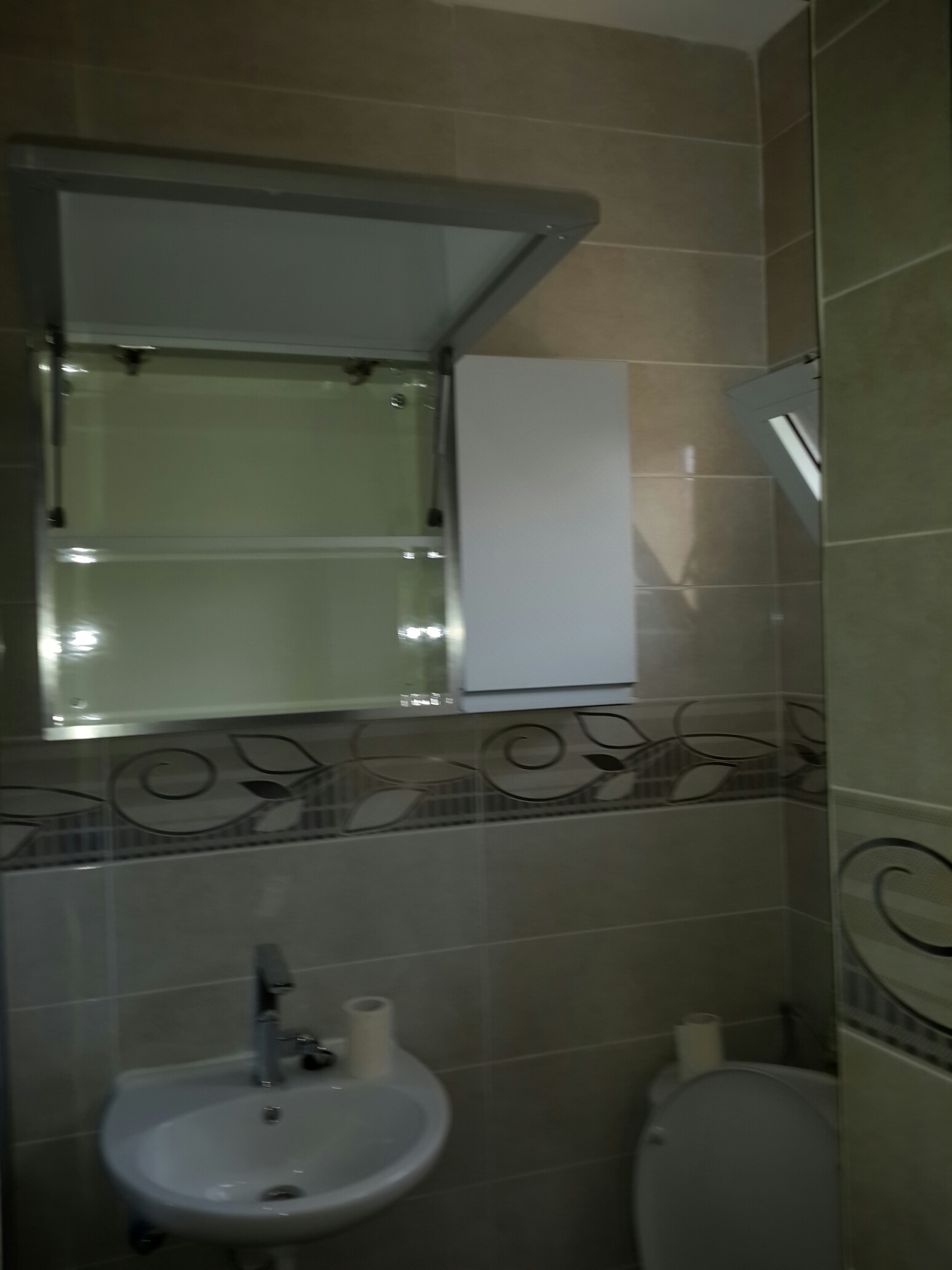 зеркальная дверка открывается к верху. наш дом ремонт 2015 маленький душ в спальне