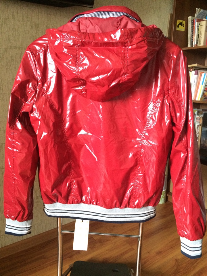 Цвет в реале ярко-красный, без малинового оттенка.. Продам