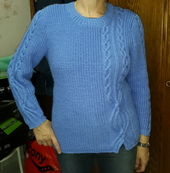 голубой свитер  