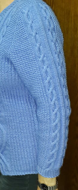 голубой свитер  