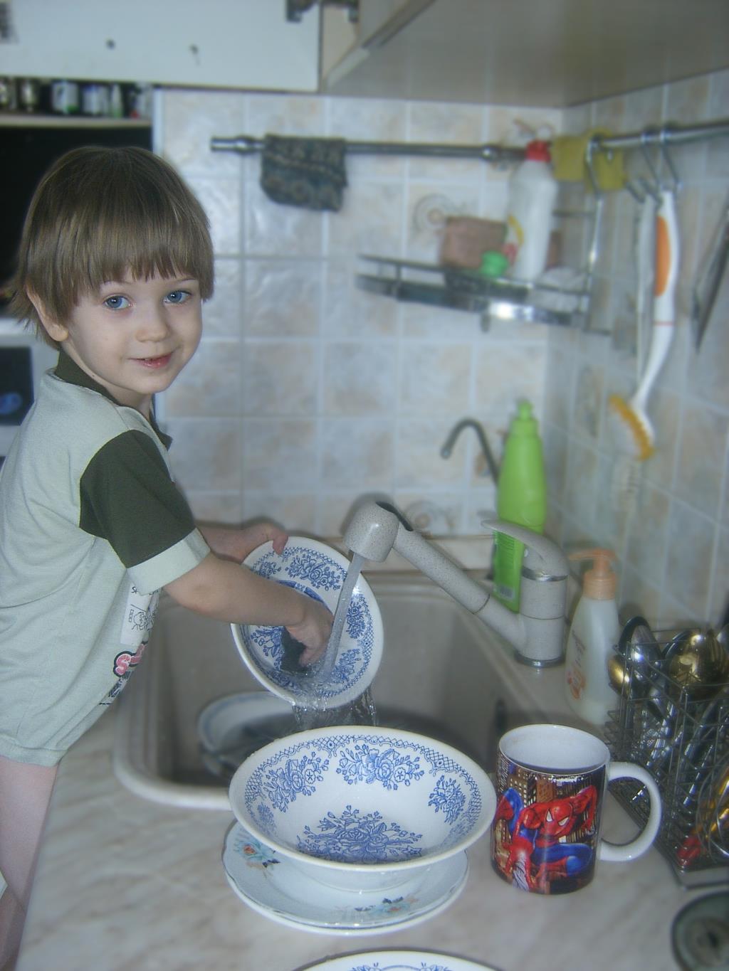 Мальчик моет посуду. Мытье посуды. Мамина помощница. Мамин помощник мытье посуды.