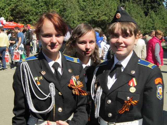 Три подружки-одноклассницы. 9 мая - День Великой Победы