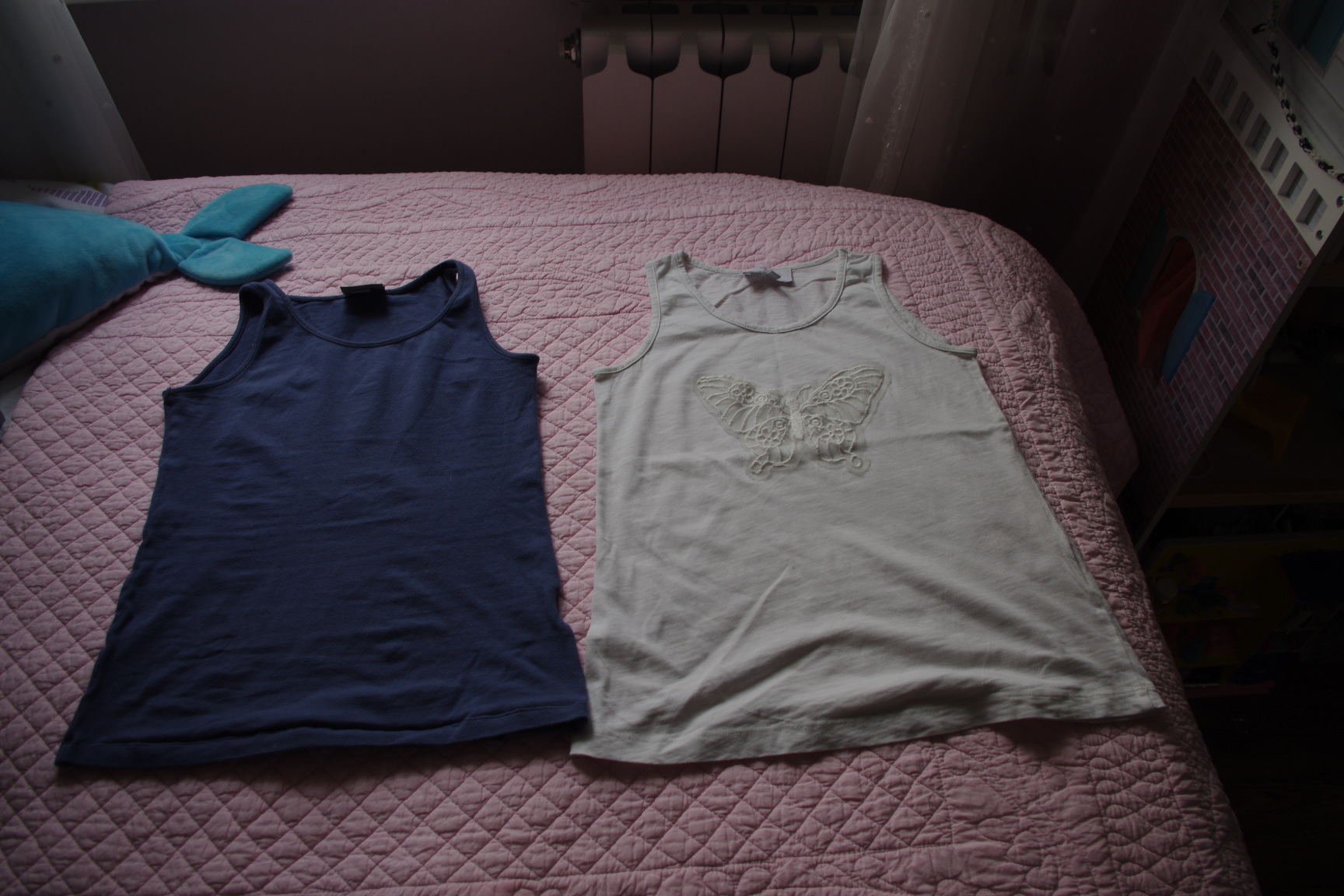 две маечки-128-100. ЗАБРАЛИ