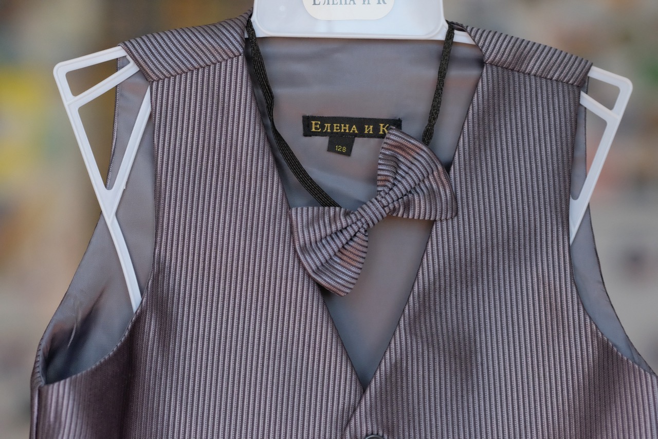 Комплект брюки+жилет+бабочка рост 128. 300 руб. . ПРИСТРОЕНО