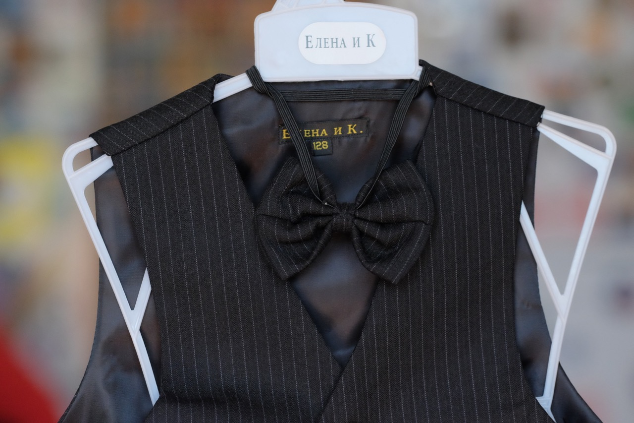 Комплект брюки+жилет+бабочка рост 128. 400 руб. . ПРИСТРОЕНО