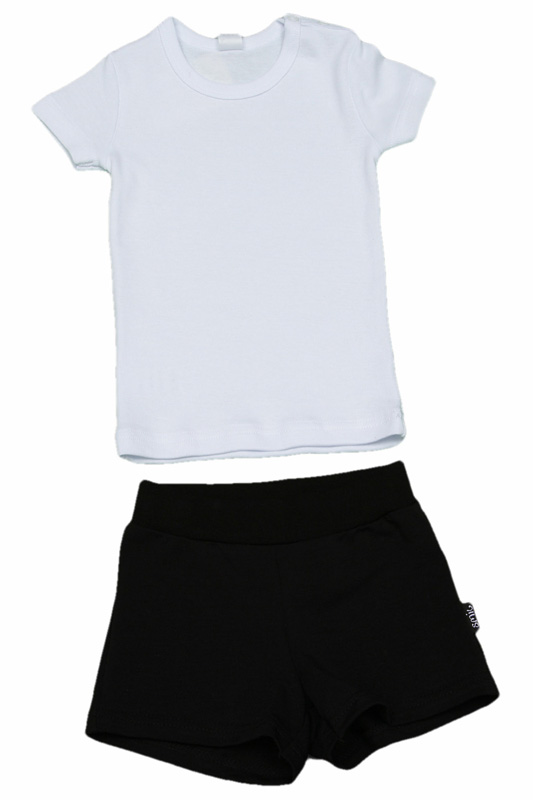 Форма шорты и футболка. Детская футболка белая и черные шорты. Форма для физкультуры белая футболка черные шорты. Белая футболка и черные шорты. Спортивная форма белая футболка и черные шорты.