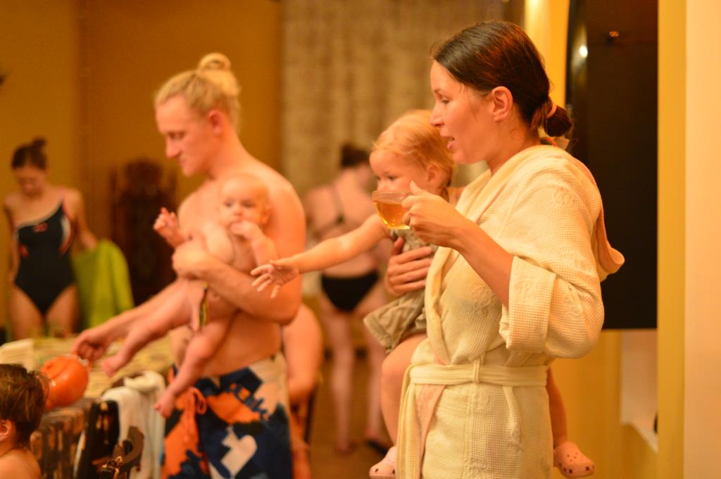 Русское видео мамы в бане. Бассейн семейный семейный банный праздник. Сауна мамы дочери. Мамабане. Мама в сауне с малышом.