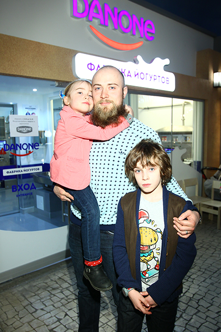 муж Тутты Ларсен с детьми Лукой и Мартой