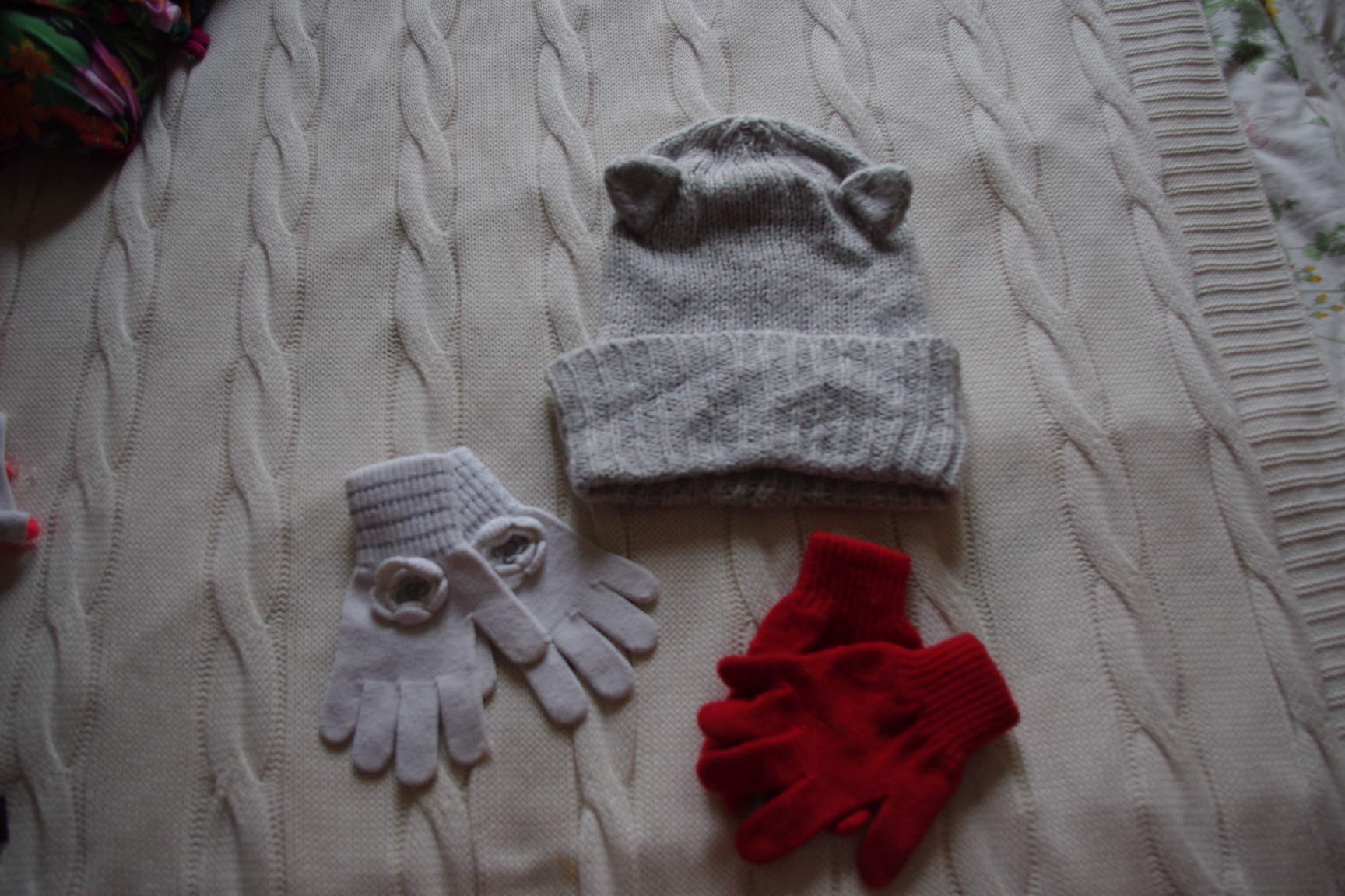 шапка 56+две пары перчаток-400. ЗАБРАЛИ