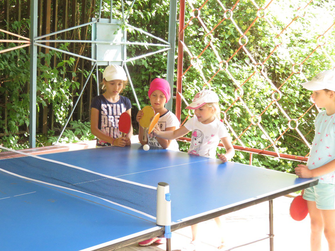 Спортивные лагеря теннис. Детский теннисный лагерь. Летний теннисный лагерь для детей. Настольный теннис в лагере. Корт в лагере.
