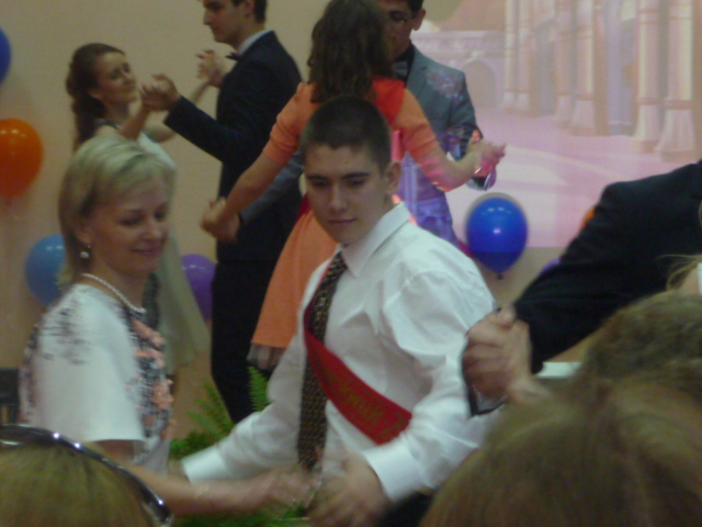Прощальный вальс с классной руководительницей.. 