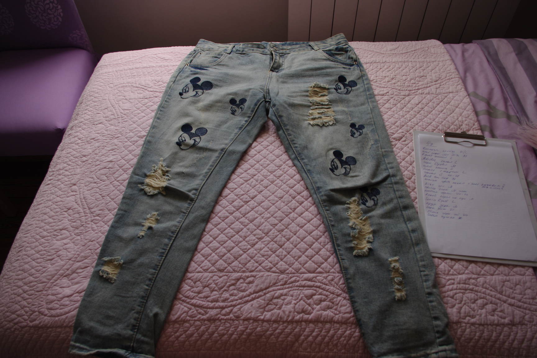 джинсы с микки-30-1500. КОМИССИОНКА ЖЕНСКОЕ