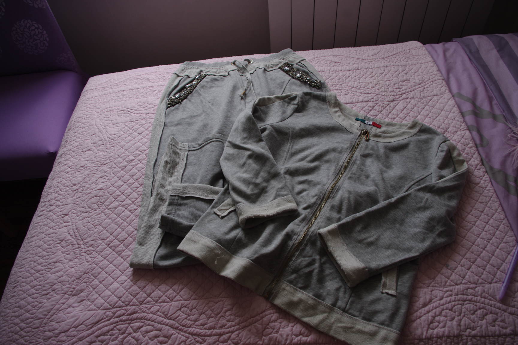 костюм с камнями-44/46-1500. КОМИССИОНКА ЖЕНСКОЕ