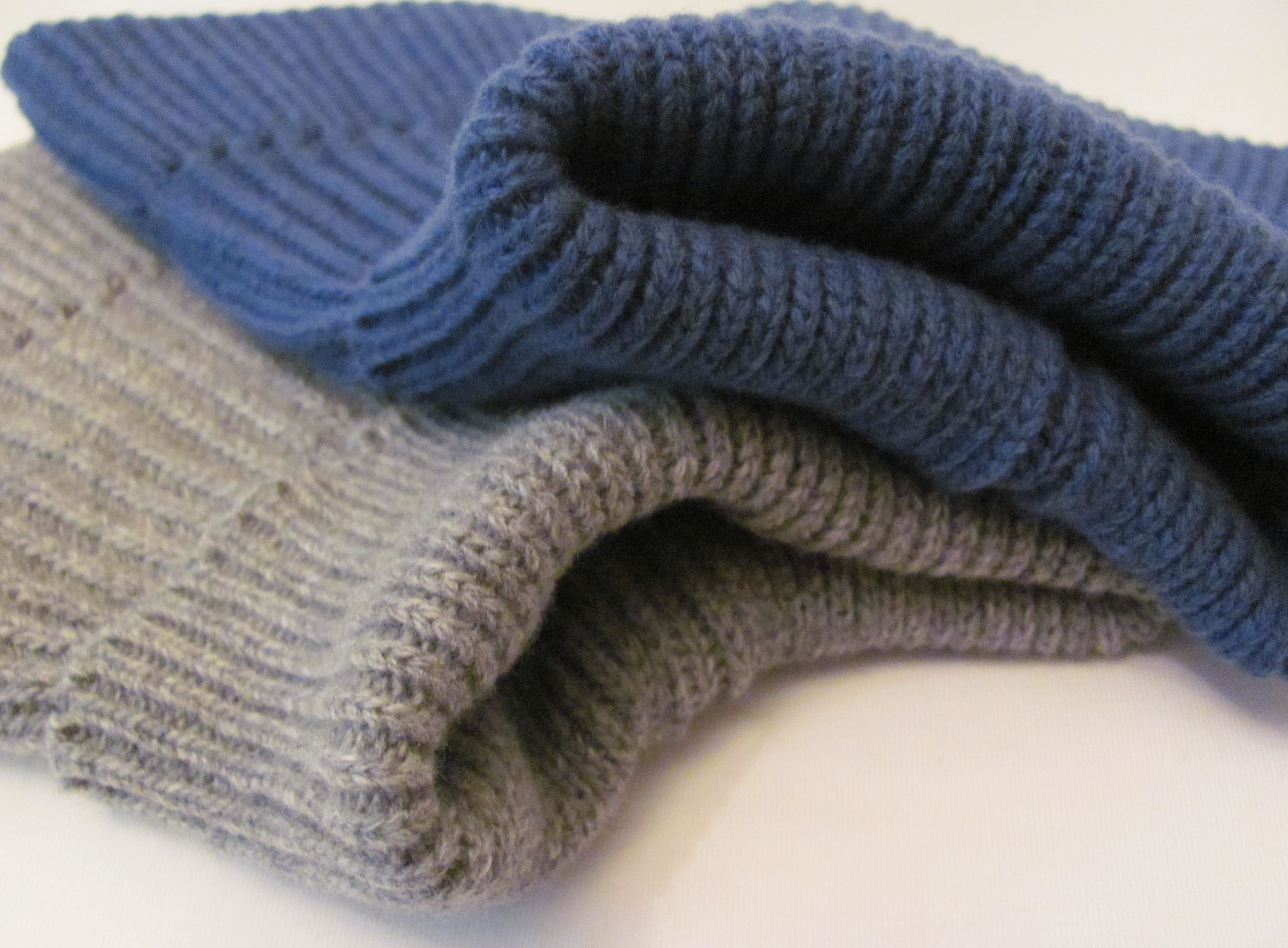 серый, синий 80%шерсть ягненка/20%акрил. МАНИШКИ