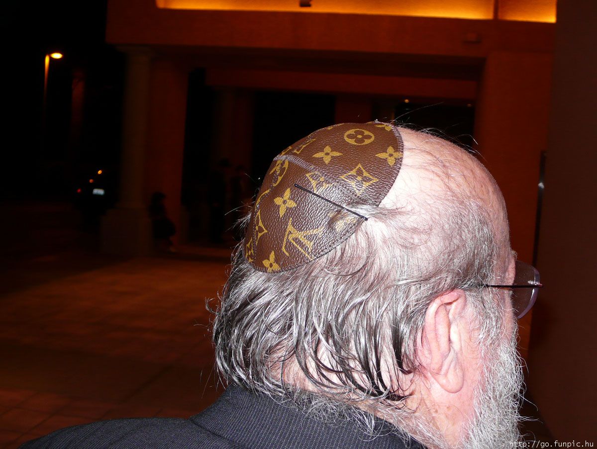 Шапка на затылке. Еврейская шапочка ермолка. Ермолка на голове. Головной убор евреев на затылке. Шапочка на затылке у евреев.