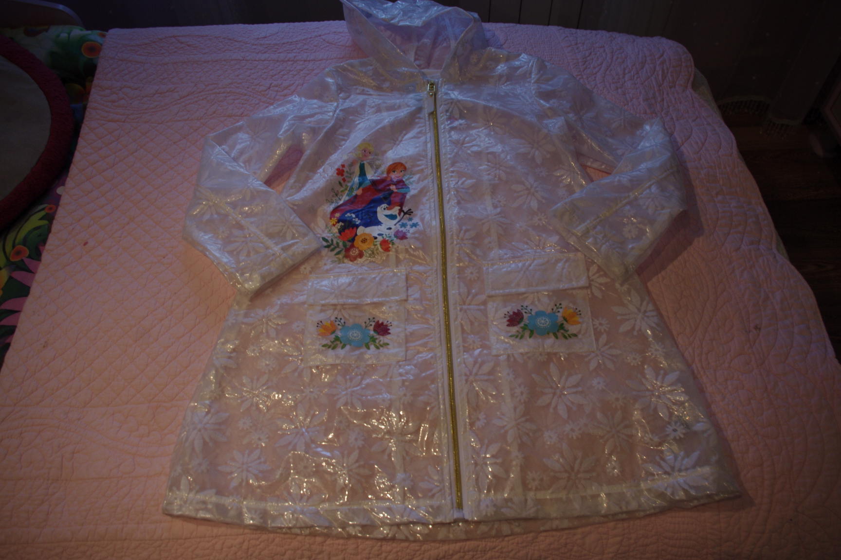 Дисней плащ-146-крутой!цветы вышиты-900. ЛИКВИДАЦИЯ ДЕТЯМ