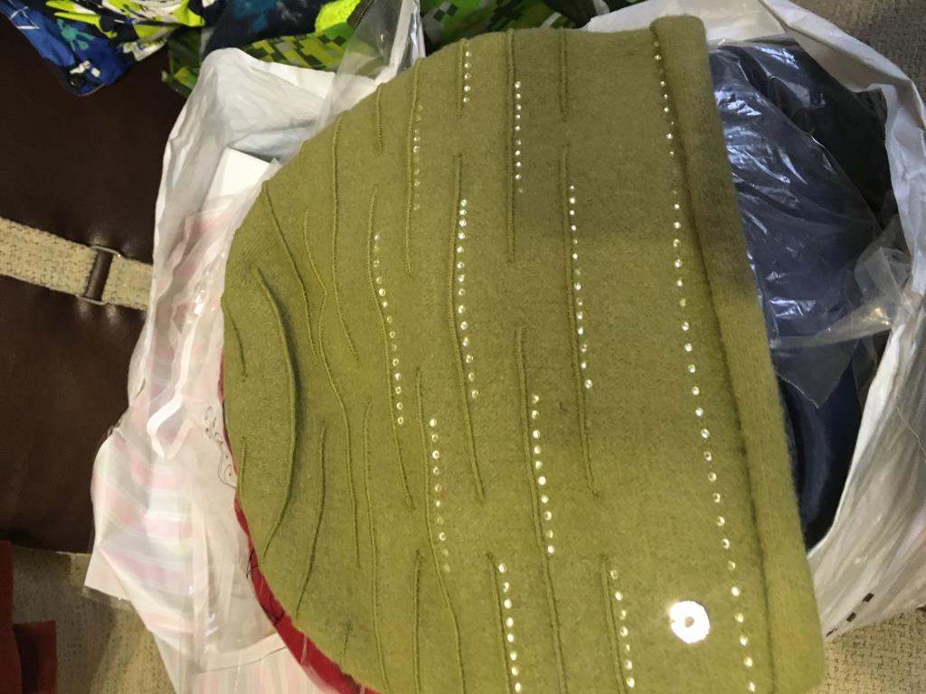 Продаю женское НОВОЕ-ЛЮБАЯ ВЕЩЬ со скидкой отдам