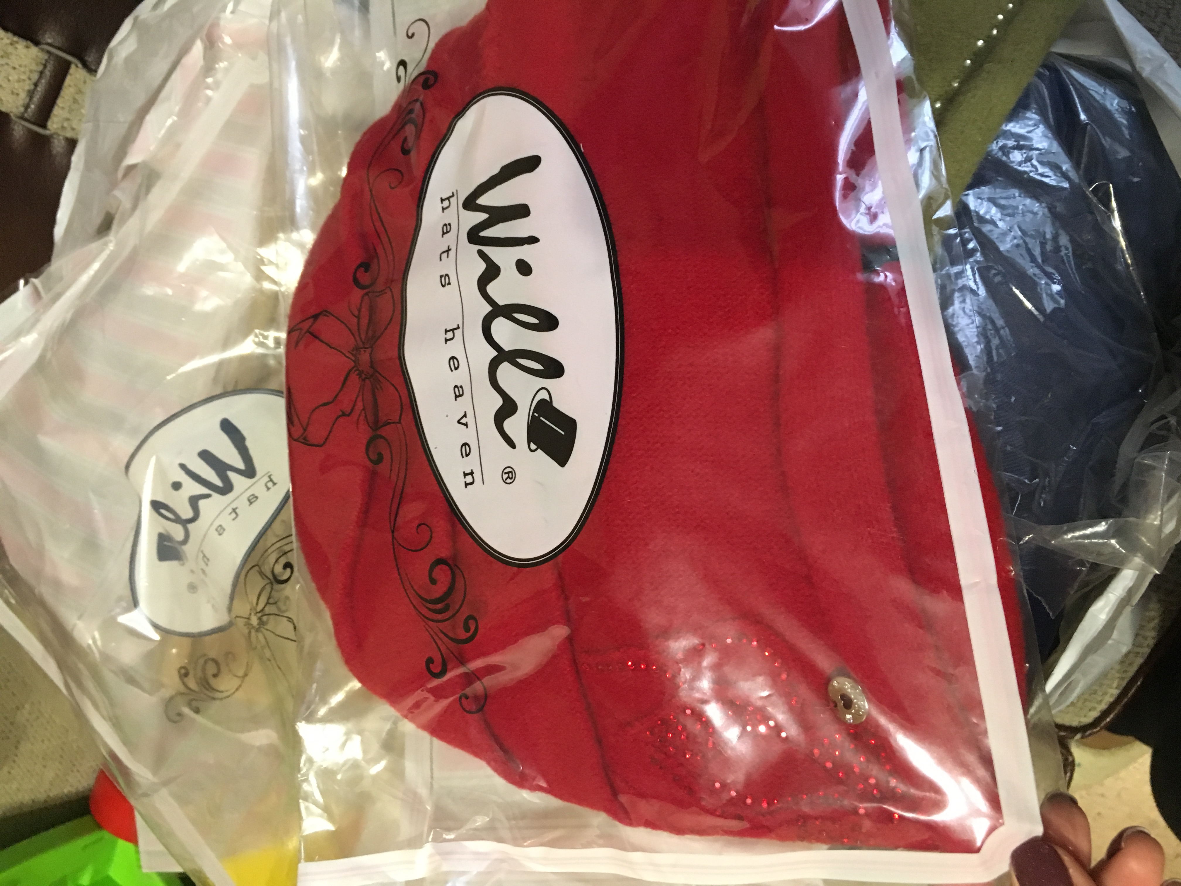 Продаю женское НОВОЕ-ЛЮБАЯ ВЕЩЬ со скидкой отдам