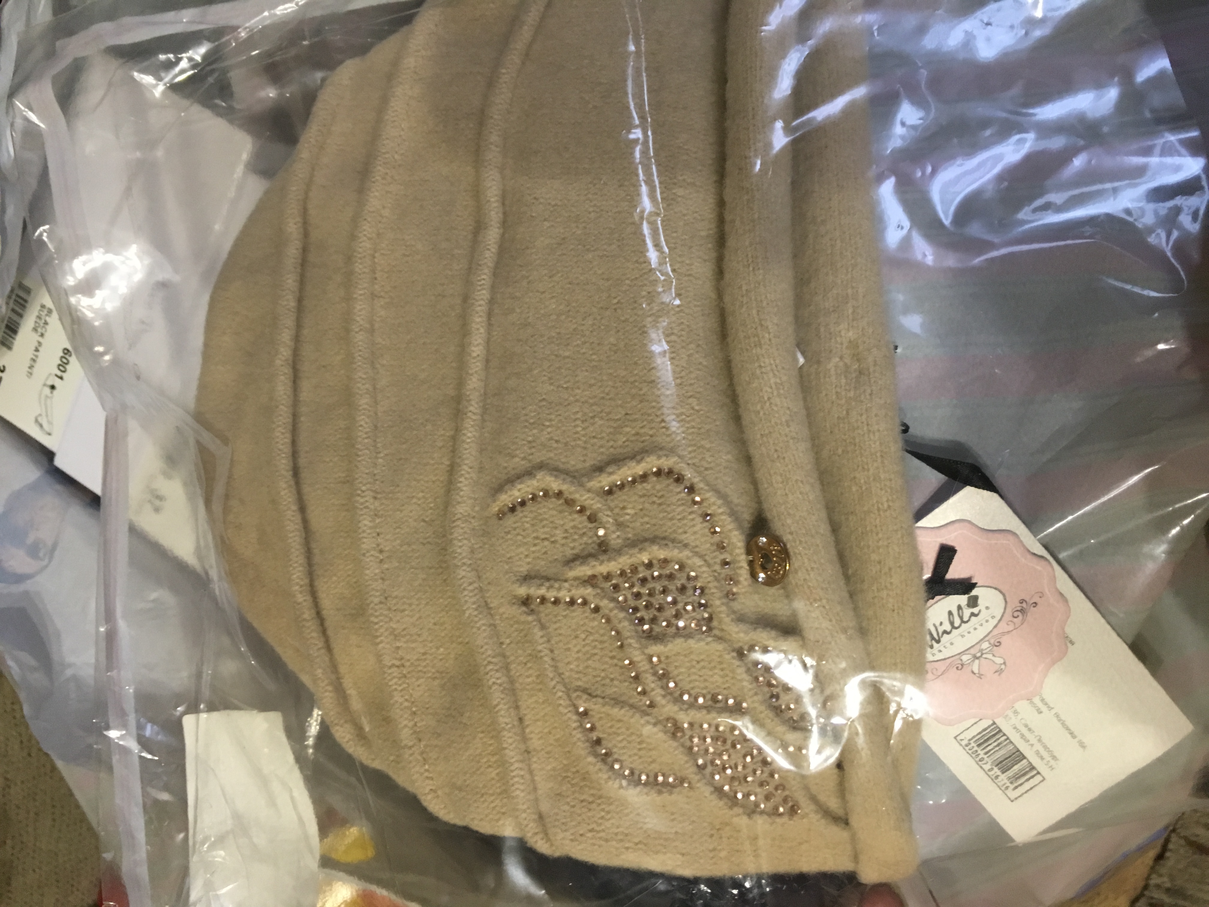 Продаю женское НОВОЕ-ЛЮБАЯ ВЕЩЬ со скидкой отдам