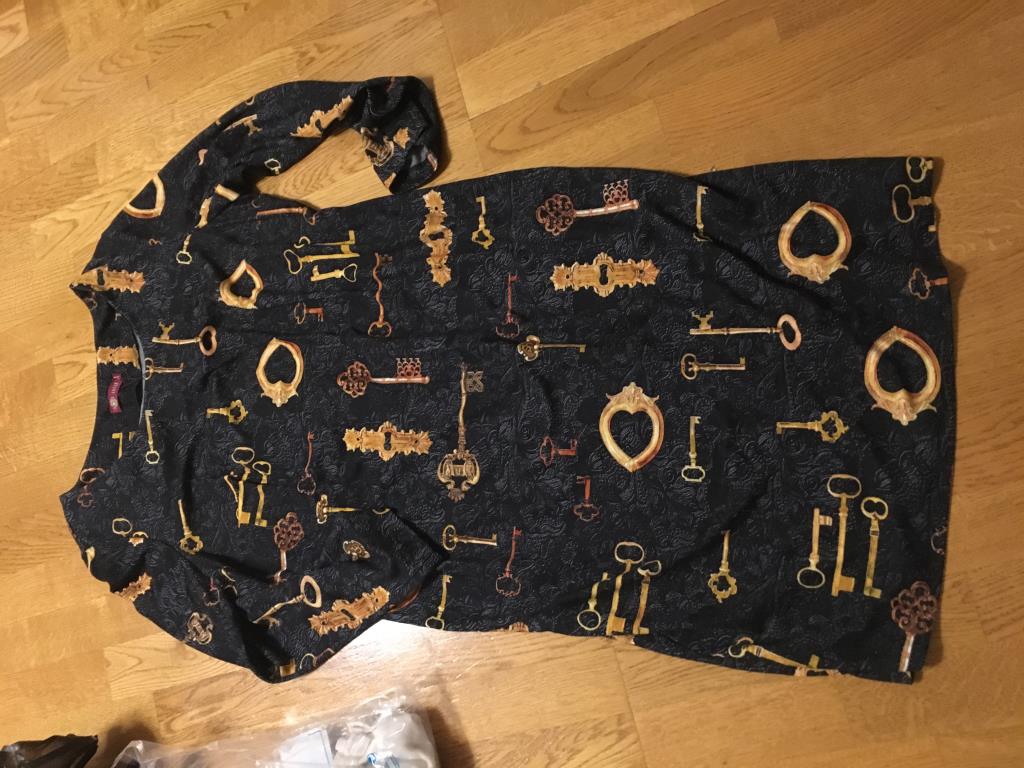 Продаю женское НОВОЕ-ЛЮБАЯ ВЕЩЬ со скидкой отдам