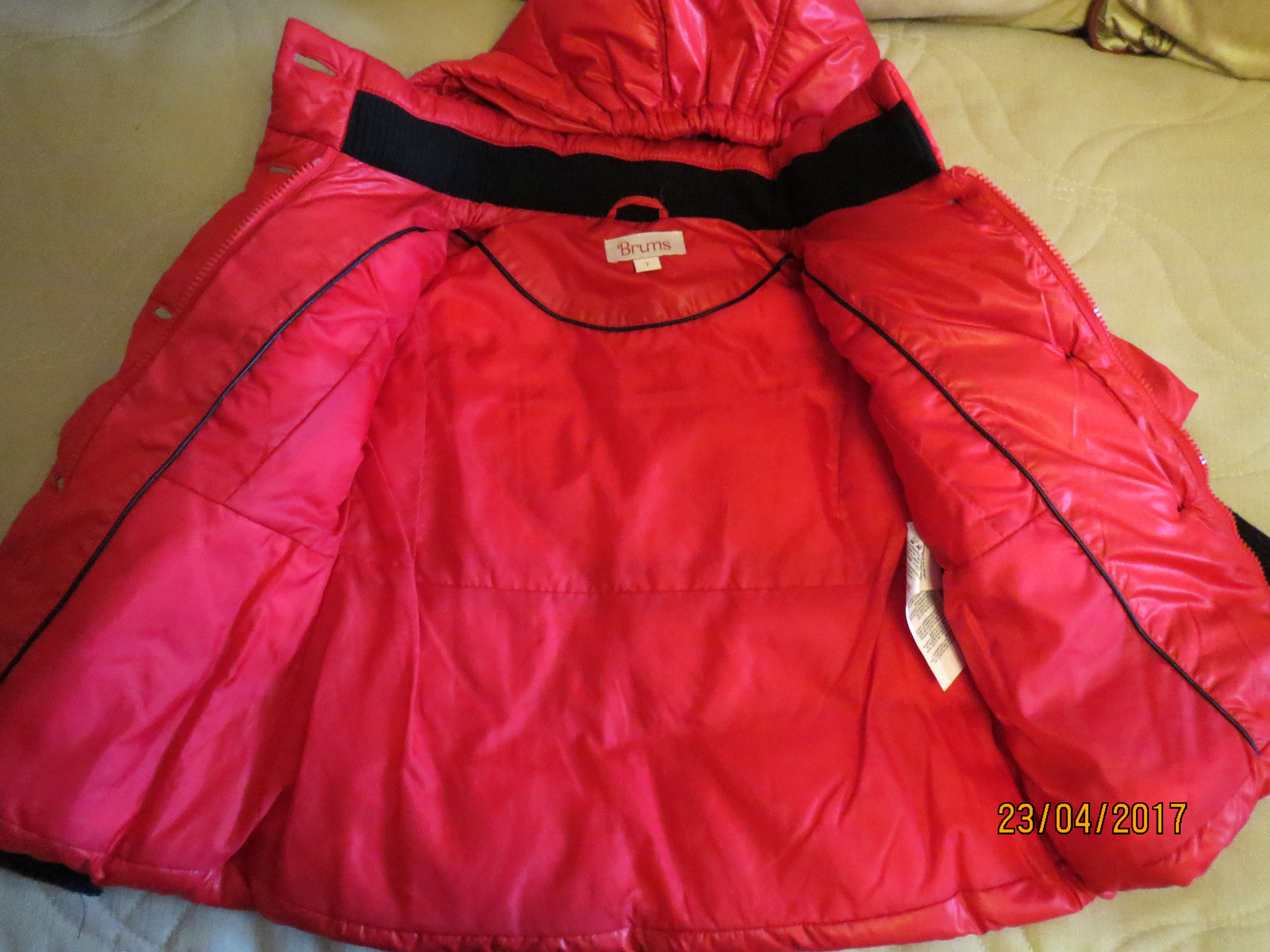 Куркт Brums   7 лет красная . Верхняя одежда продажа 