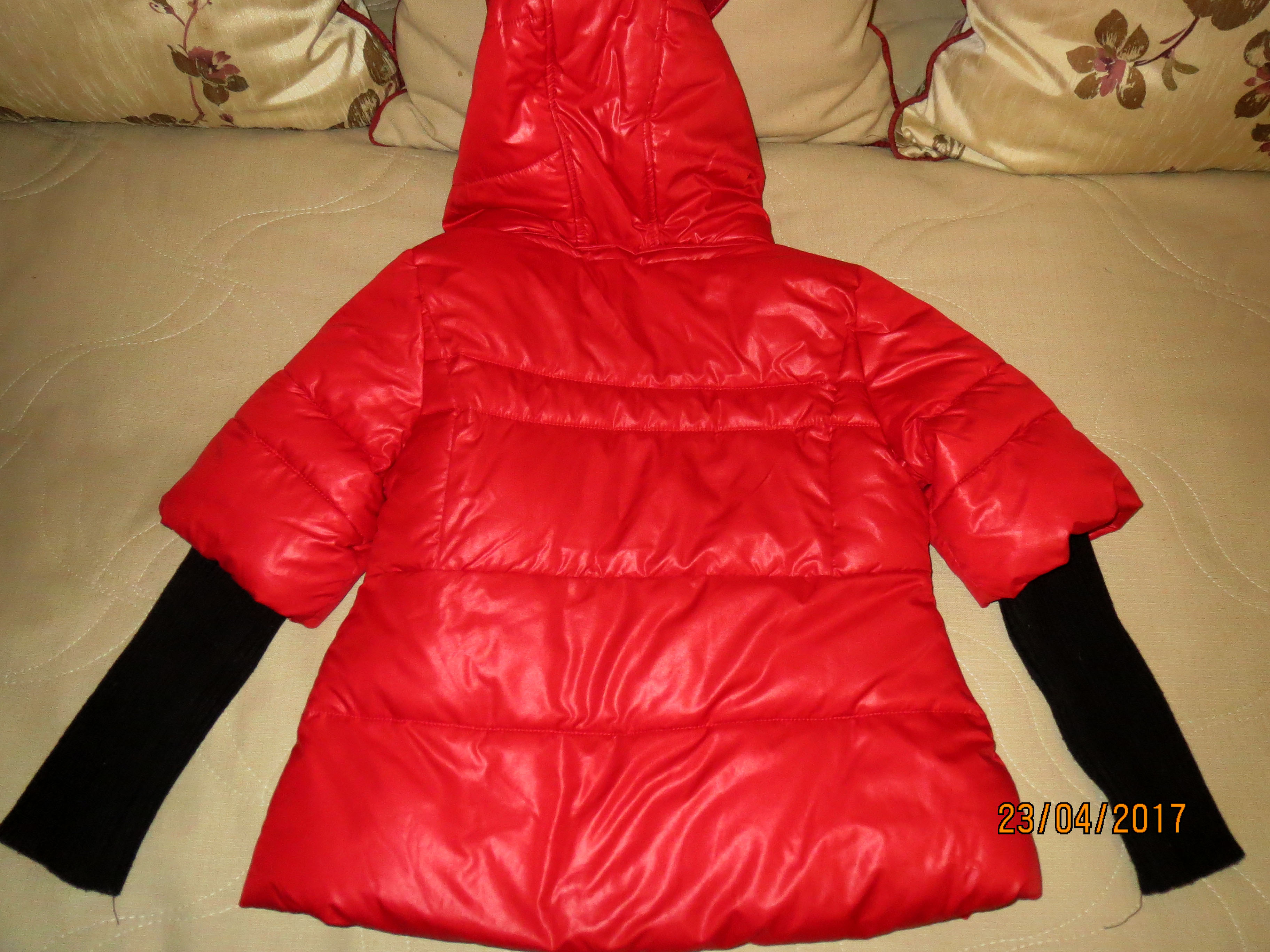 Куркт Brums   7 лет красная . Верхняя одежда продажа 