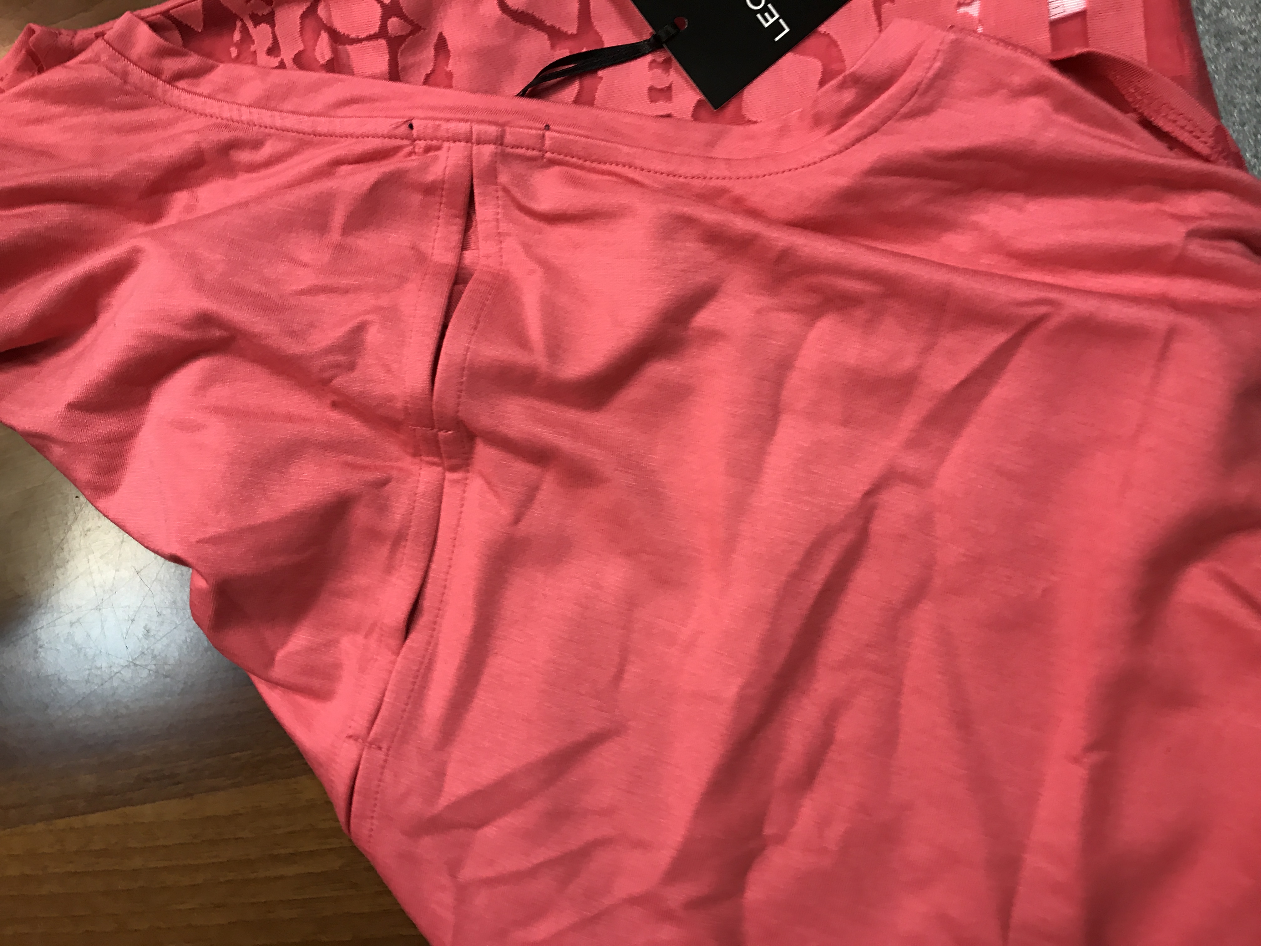 Продаю женское НОВОЕ-ЛЮБАЯ ВЕЩЬ со скидкой отдам