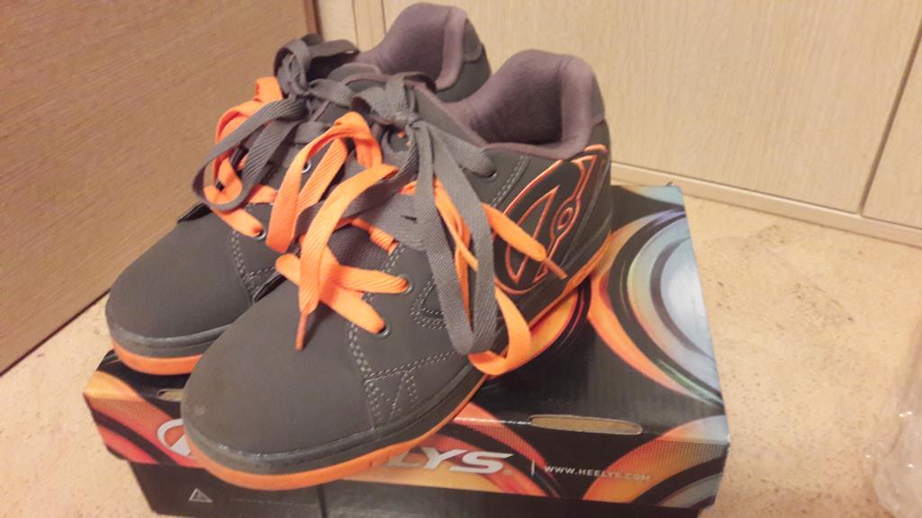 HEELYS. 