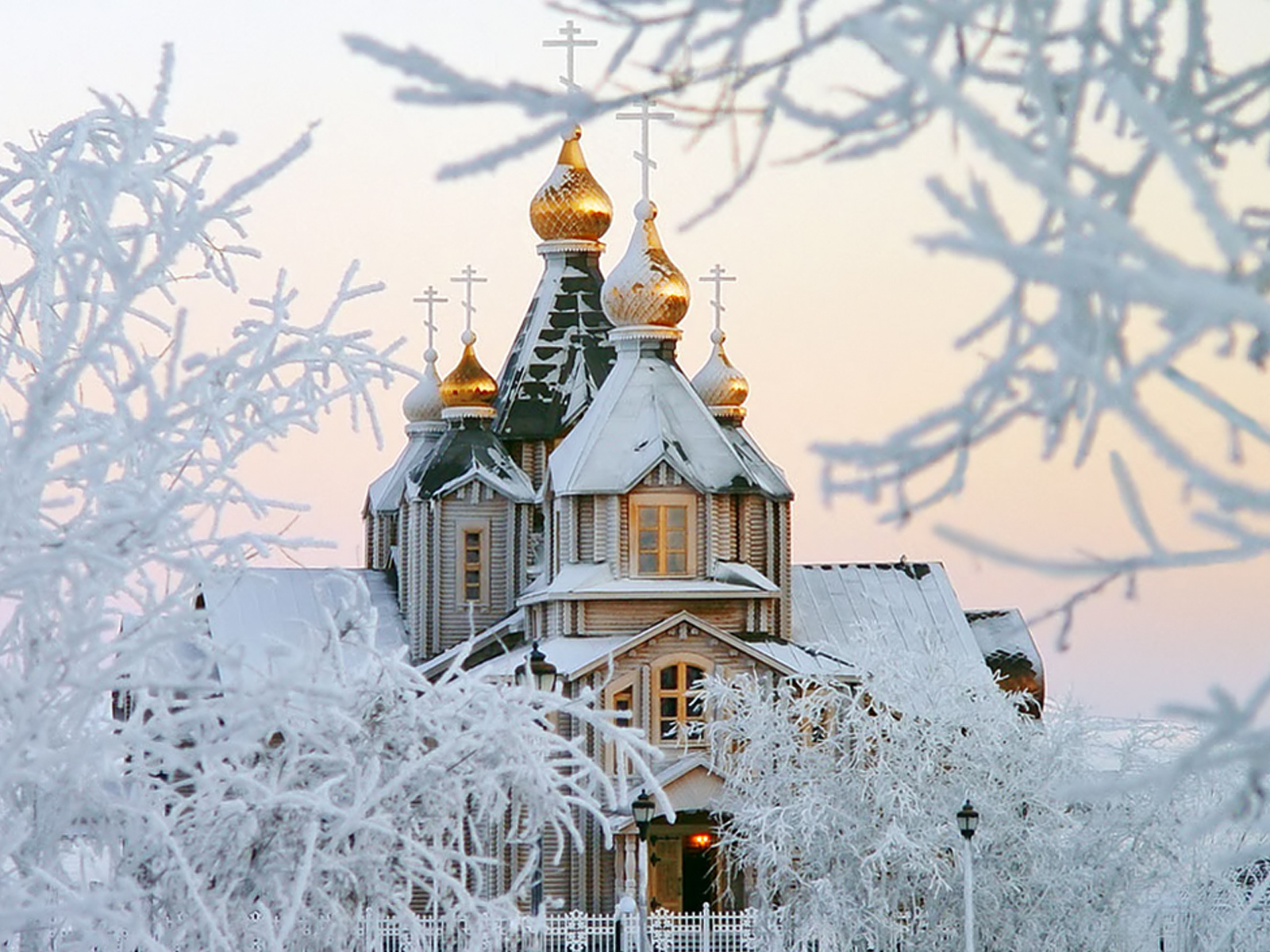 Утро 19 января. С Крещением Господним 19 января. Зимняя Церковь. Храм зимой. Рождество Церковь.