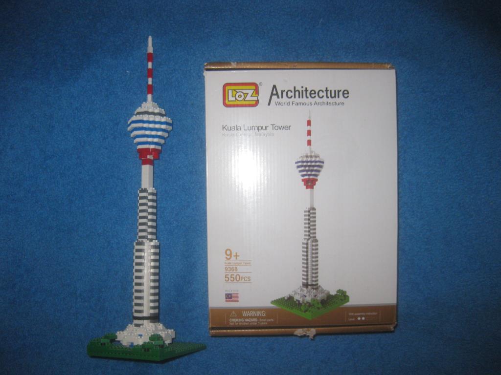 Игрушки , книги. 