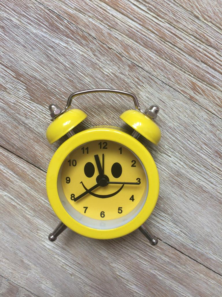 маленькие часы-будильник . Техника