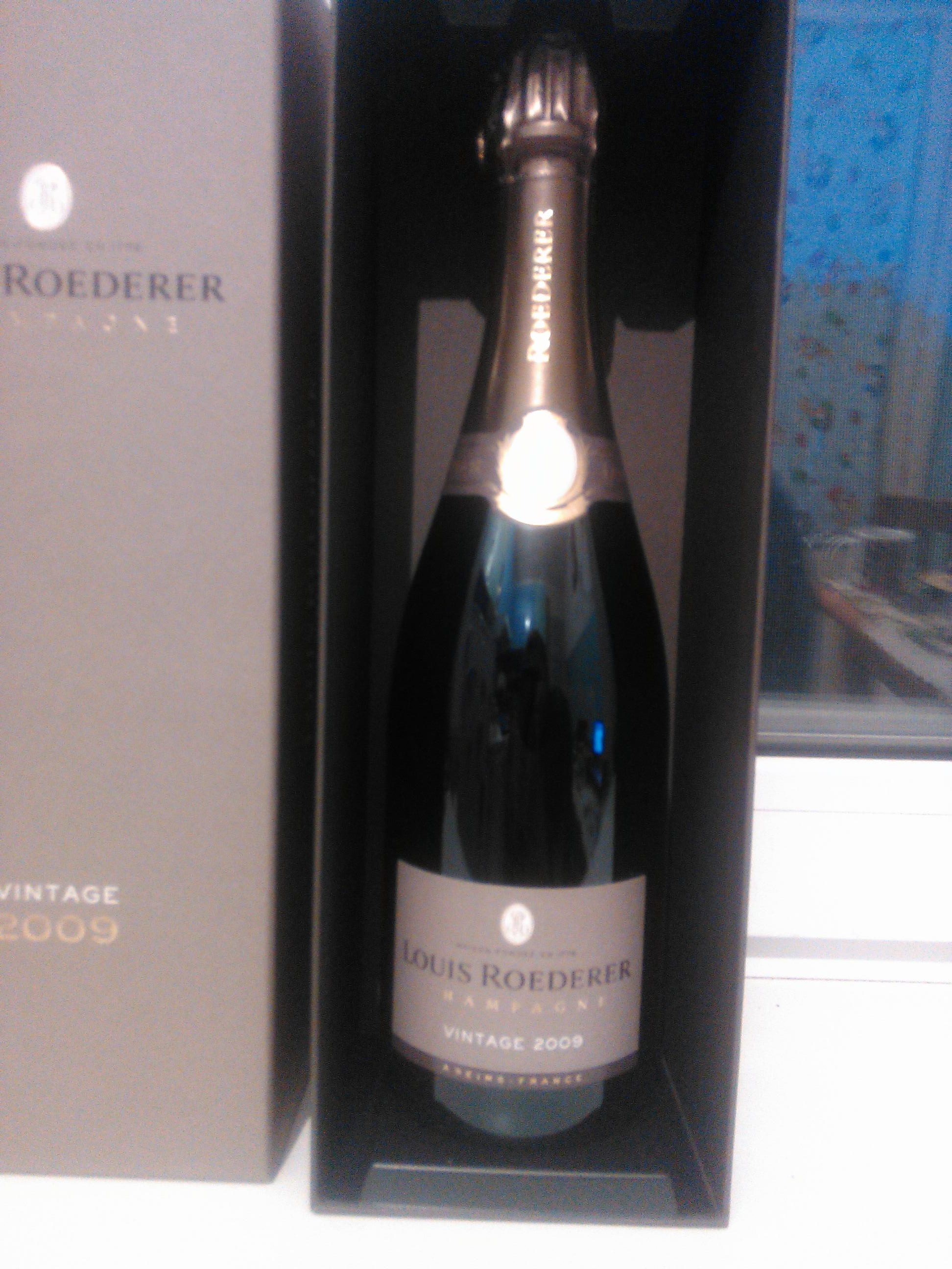 шампанское в подарочной упаковке. Продукты