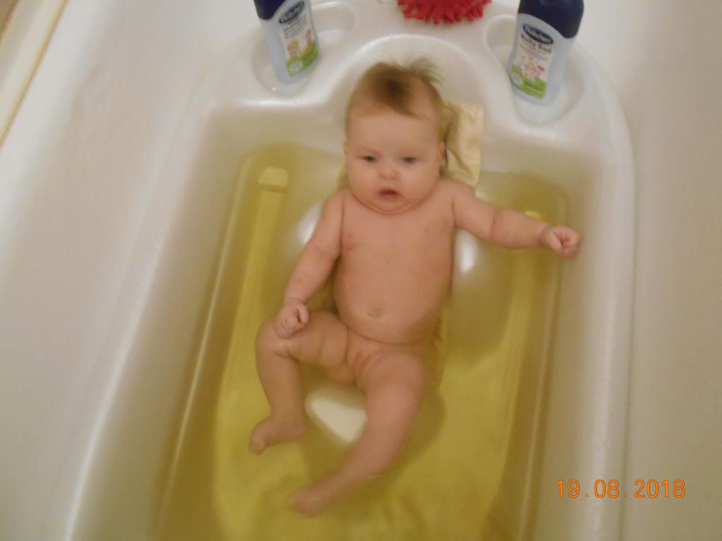 Дочка купается в ванной. Купание Дочки. Дочка маленькая купается. Доченька купается. Маленькие Дочки купаются.