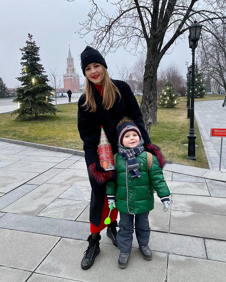 «Прекрасный капитан с мамой»: Анна Михайловская прокатилась на лодке с 4-летним сыном