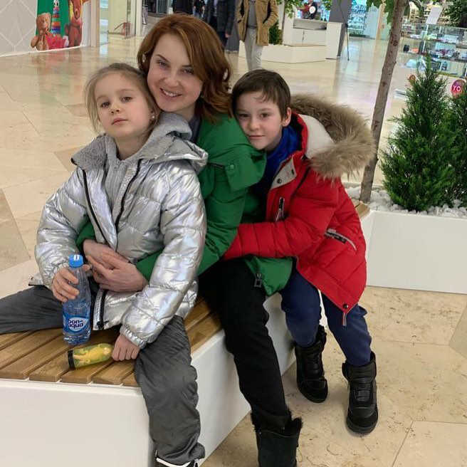 Ирина Слуцкая с детьми