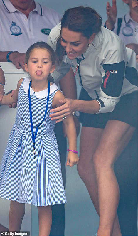Кейт Миддлтон принцесса Шарлотта показывает язык