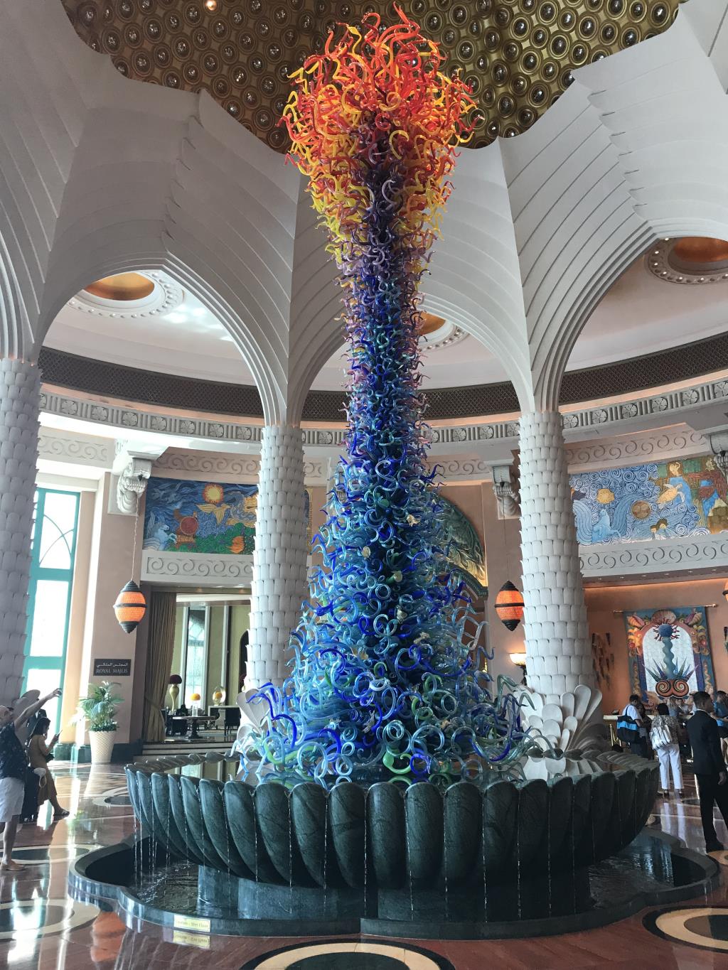 Стеклянный фонтан Дейла Чихули в Дубае 
