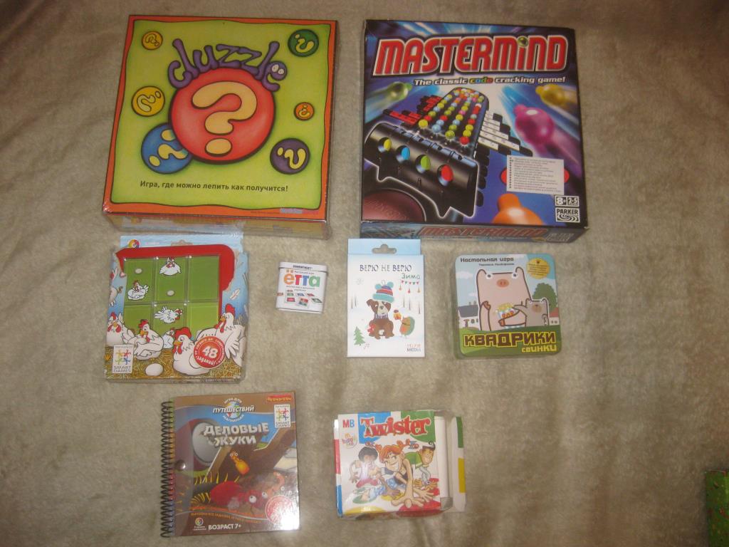 Игрушки , книги. 