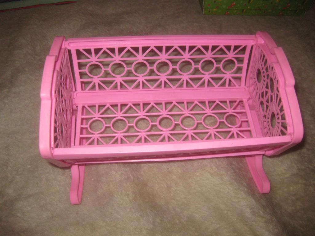 Игрушки , книги. 