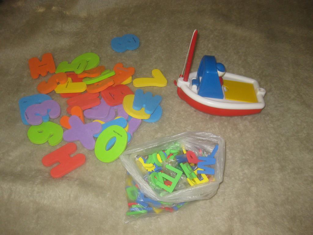 Игрушки , книги. 